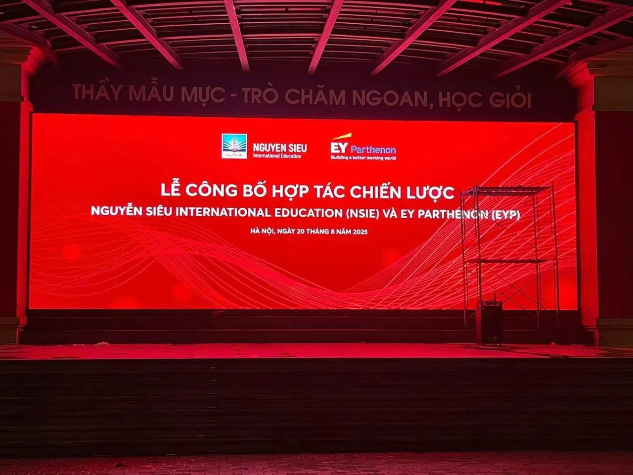 Cung cấp, lắp đặt Màn hình LED P4 cho trường Nguyễn Siêu