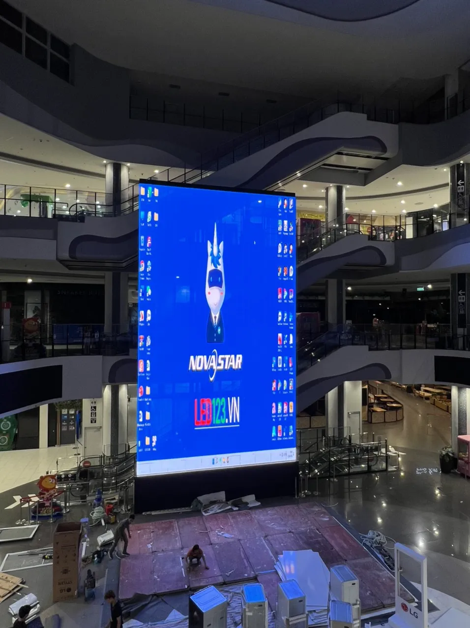 Cung cấp và lắp đặt màn hình led trong suốt tại Aeon Mall - Hà Đông
